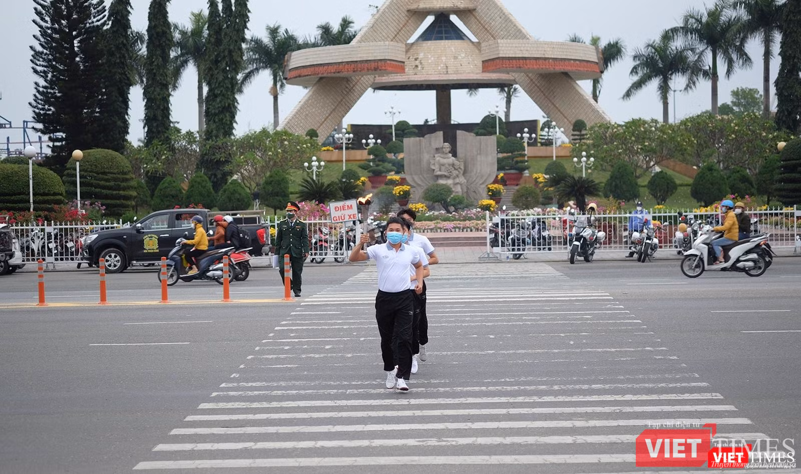 Rước đuốc từ đài tưởng niệm các anh hùng liệt sĩ TP Đà Nẵng