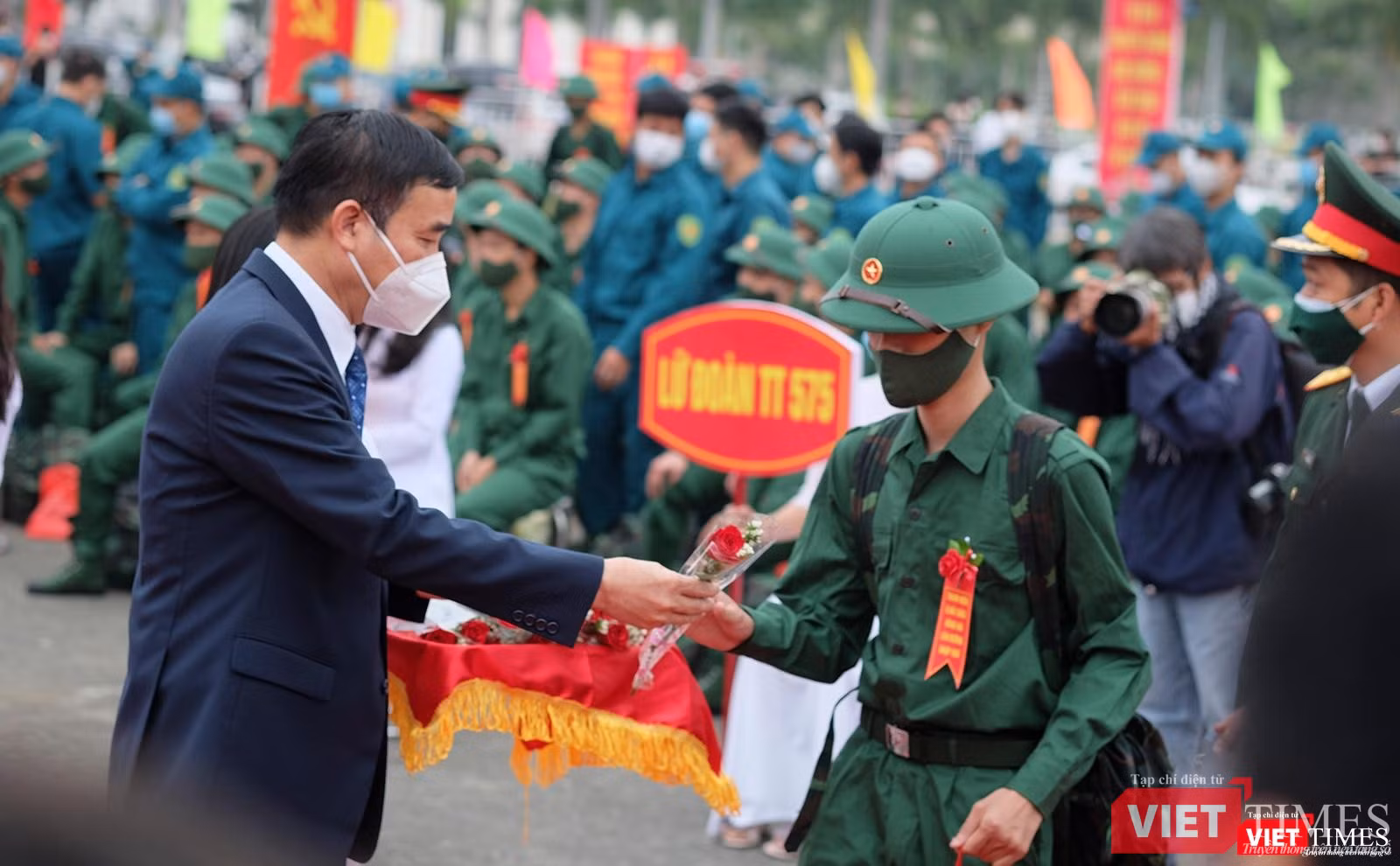 Ông Lê Trung Chinh - Chủ tịch UBND TP Đà Nẵng tặng hoa cho tân binh trong buổi lễ giao nhận quân năm 2022