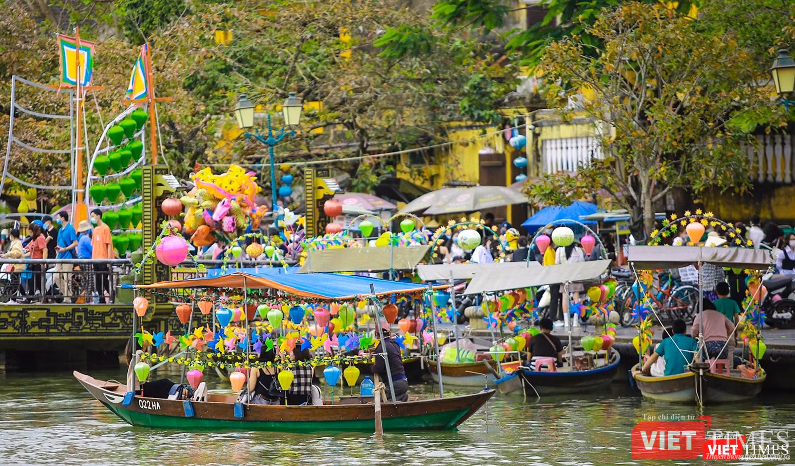 Trên bến, dưới thuyền