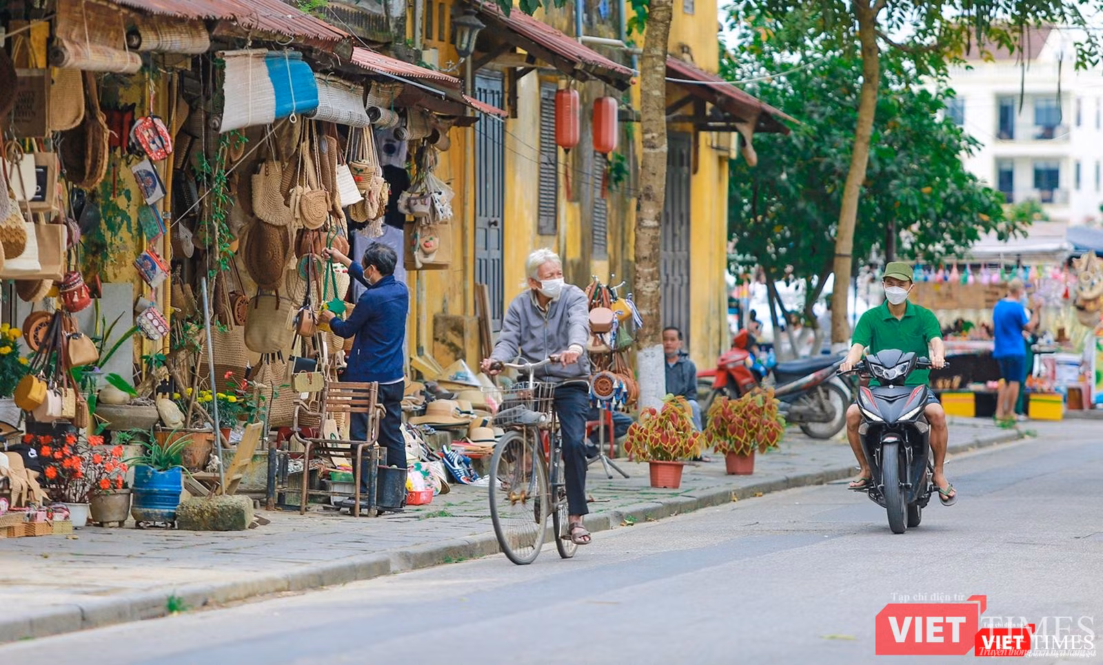 Các hàng quán đã mở cửa trở lại
