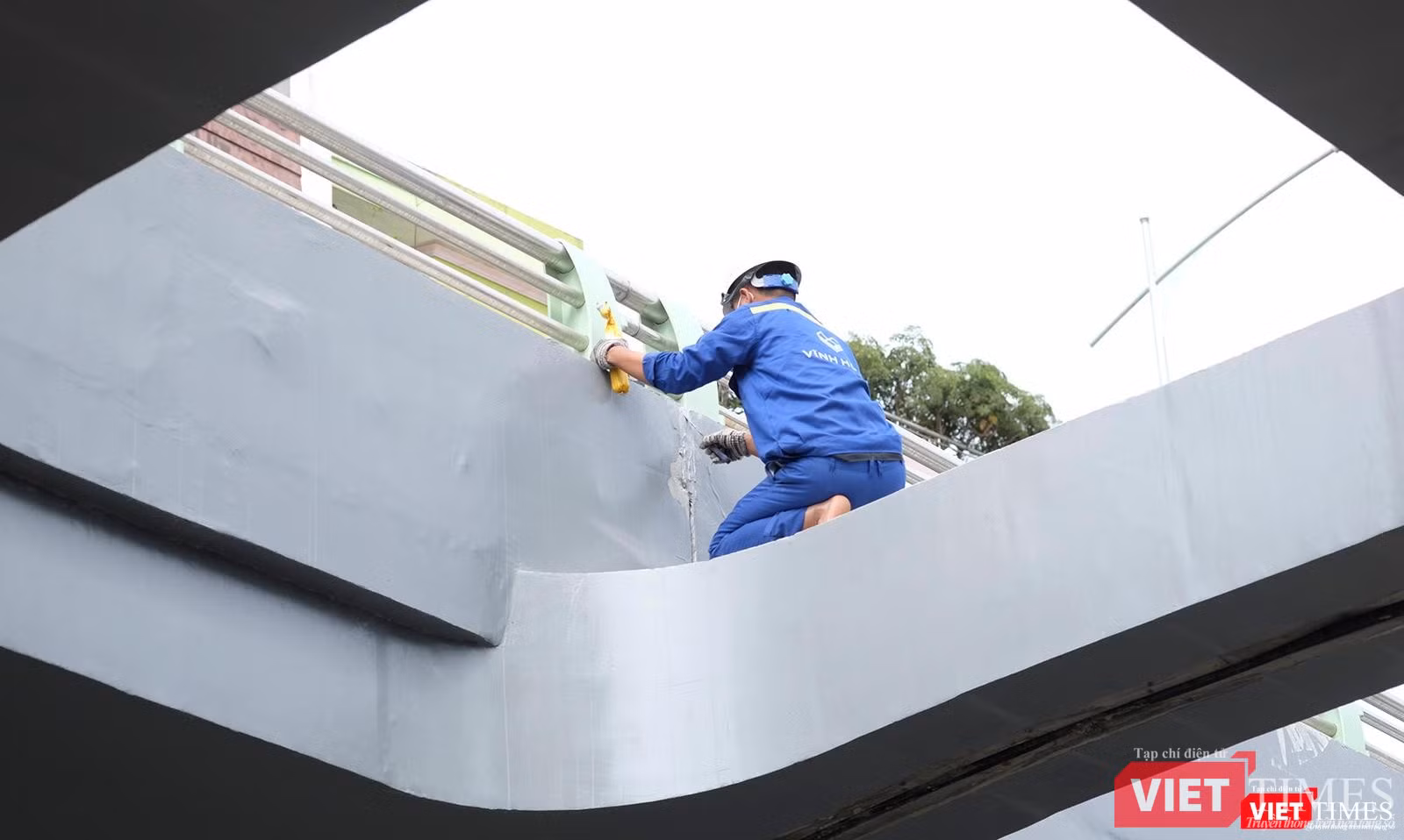 Công nhân lắp đặt hệ thống camera, điện chiếu sáng Công nhân lắp đặt hệ thống camera, điện chiếu sáng