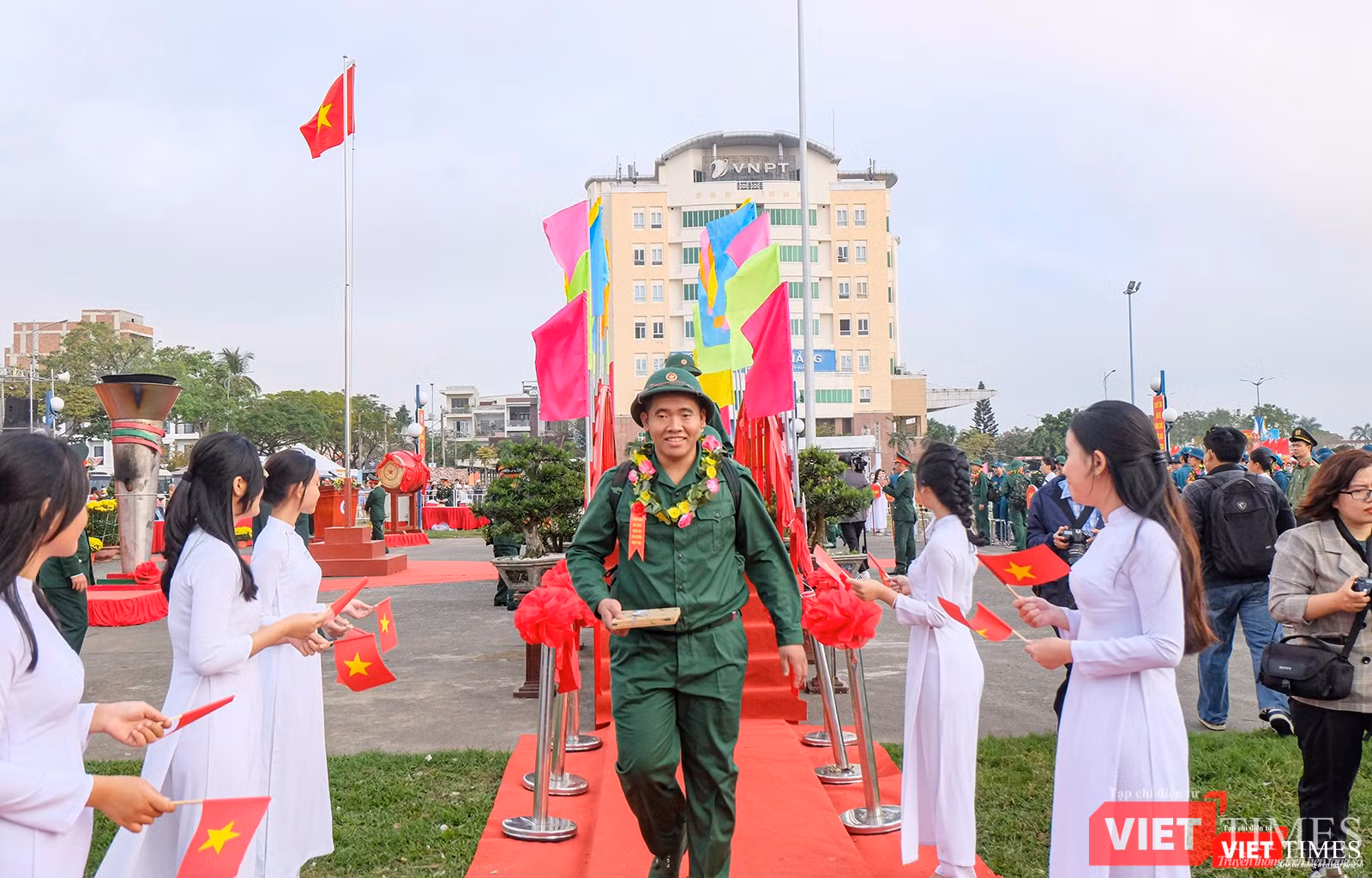 Tân binh đi qua cầu vinh quang Tân binh đi qua cầu vinh quang