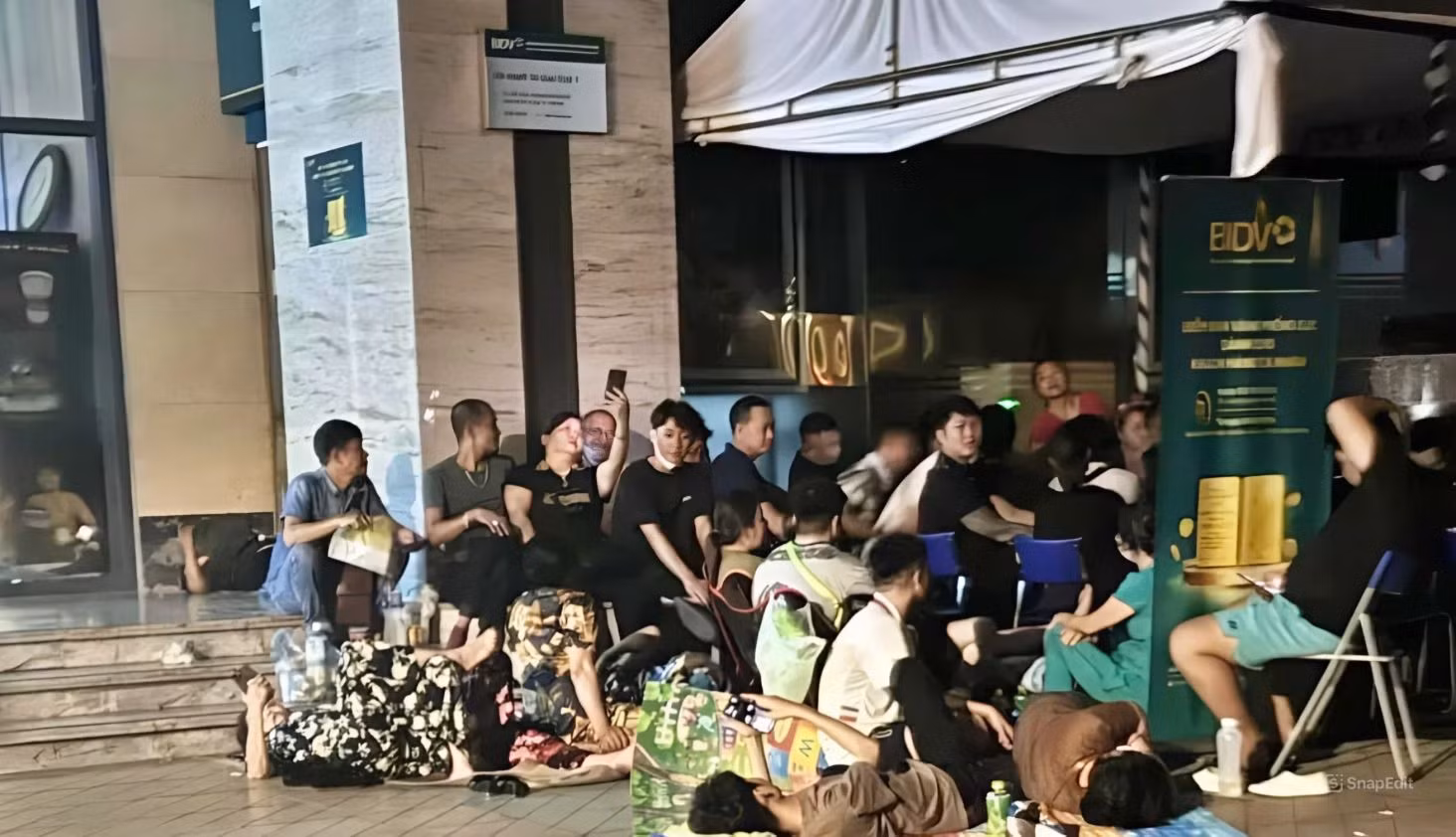 dân mua vàng.jpeg