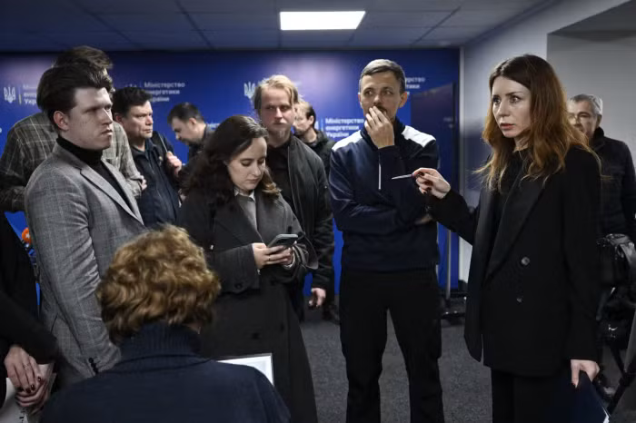 Tiền mặt chất đống và toilet bằng vàng Cuộc khủng hoảng tham nhũng nhấn chìm chính quyền Zelensky 2.png
