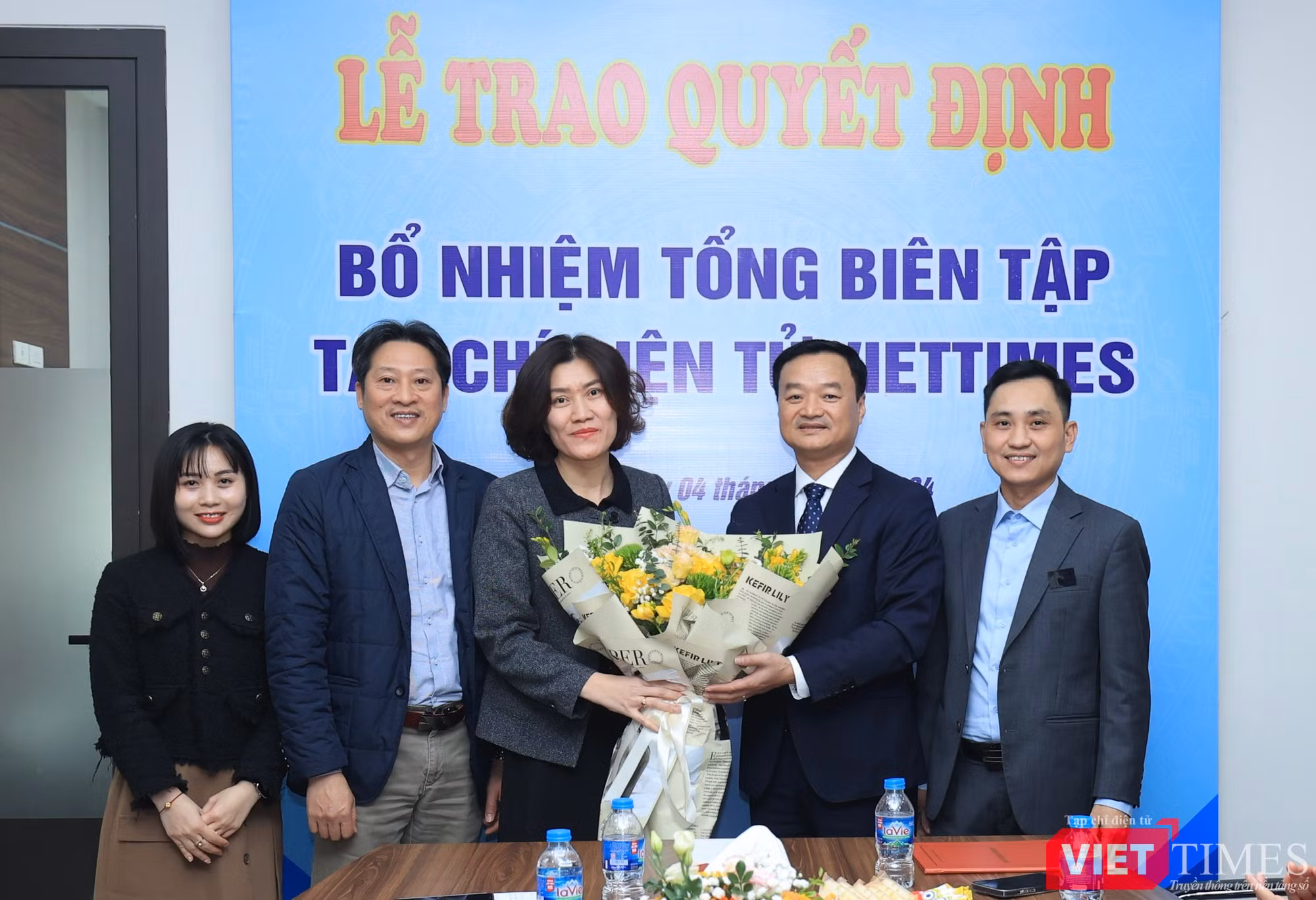 vt-lanh-dao-bao-giao-tthong-chuc-mung-tbt-viettimes-1628.jpg
