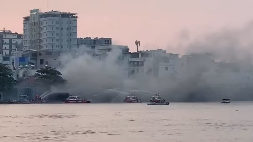 Du thuyền bốc cháy dữ dội trên sông Sài Gòn