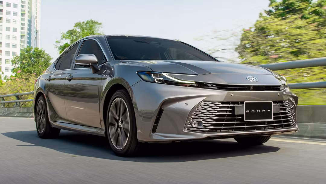 Sedan hụt hơi, Toyota Camry hybrid 2026 giảm giá mạnh để kéo khách