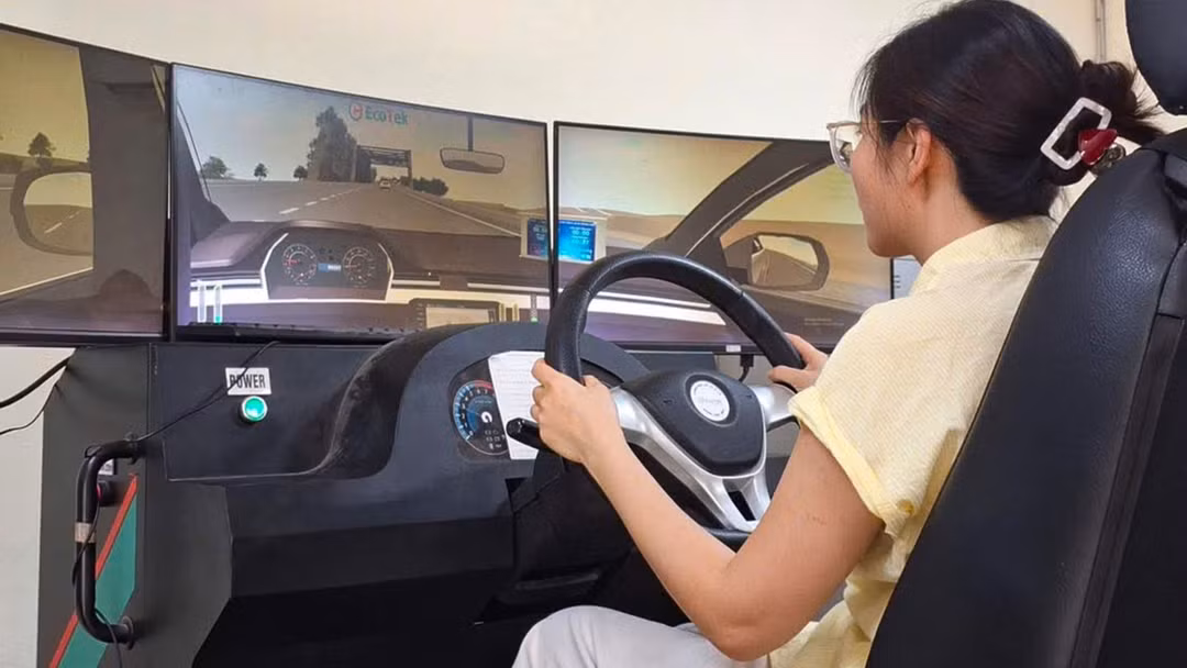 Học viên thực hành trên thiết bị mô phỏng lái xe. Ảnh: Vũ Lê.