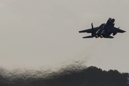 Một chiếc máy bay chiến đấu F-15 cất cánh từ căn cứ không quân RAF Lakenheath ở Mildenhall, Anh Quốc vào ngày 7/1. Ảnh: Getty.
