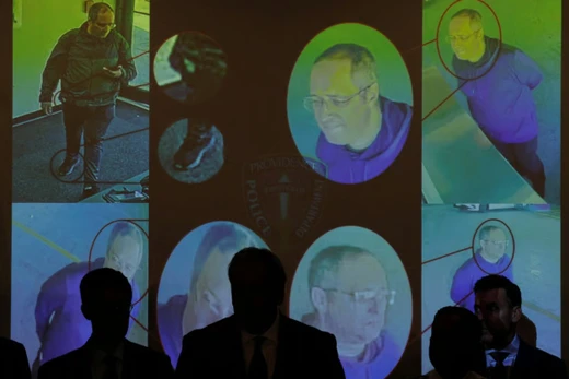 Hình ảnh của kẻ xả súng tại Đại học Brown, được nhà chức trách xác định là Claudio Neves Valente, được trình chiếu trong một cuộc họp báo ở Providence, Rhode Island, hôm 18/12. Ảnh: Reuters.