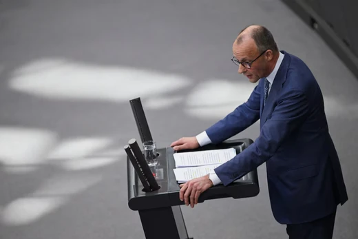 Thủ tướng Đức Friedrich Merz đọc bản tuyên bố của chính phủ trước Hạ viện về hội nghị thượng đỉnh EU sắp tới, tại Berlin, Đức ngày 18/3. Ảnh: Reuters.