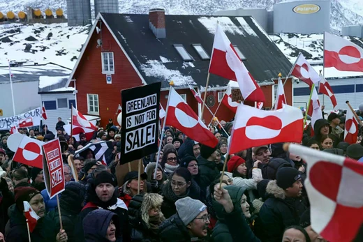 Người dân cầm cờ Greenland tập trung trước lãnh sự quán Mỹ để phản đối Tổng thống Mỹ Donald Trump và ý định tuyên bố sáp nhập Greenland của ông, ngày 17/1. Ảnh: Getty.