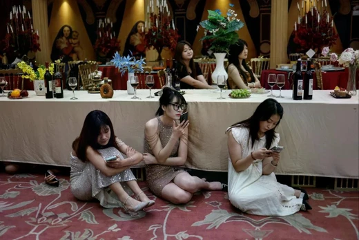 Các diễn viên chờ đợi trên phim trường của một bộ phim ngắn trong một buổi quay phim tại một hội trường tiệc ở Trịnh Châu, tỉnh Hà Nam, ngày 16/7/2024. Ảnh: Reuters.