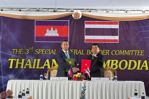 Bộ trưởng Quốc phòng Campuchia Tea Seiha và Bộ trưởng Quốc phòng Thái Lan Natthaphon Narkphanit chụp ảnh cùng các tài liệu trong cuộc họp đặc biệt của Ủy ban Biên giới chung (GBC) tại một trạm kiểm soát biên giới, thuộc tỉnh Chanthaburi, Thái Lan, ngày 27/12. Ảnh: Reuters.