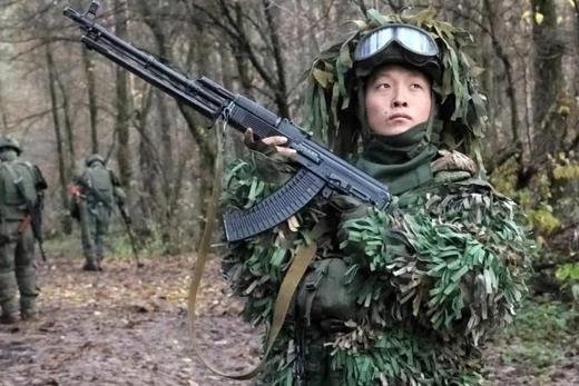 Binh sĩ rà phá bom mìn thuộc Quân đội Nhân dân Triều Tiên tại vùng Kursk của Nga. Ảnh: MW.