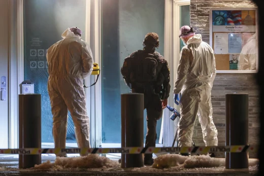 Cảnh sát và kỹ thuật viên kiểm tra Đại sứ quán Mỹ sau khi có báo cáo về một tiếng nổ lớn tại hiện trường, ở Oslo, Na Uy ngày 8/3. Ảnh: Reuters.