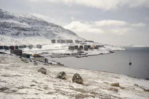 Một khu dân cư ở Nuuk, trên đảo Greenland. Ảnh: WSJ.