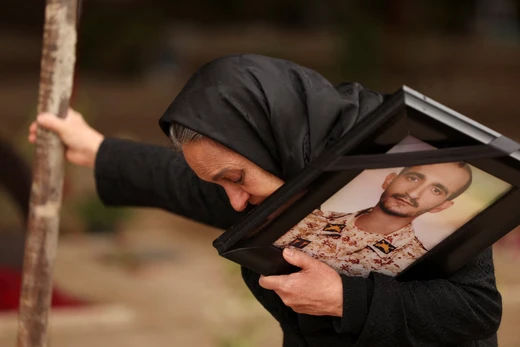 Bà Marzia Rezaei xúc động khi đứng gần mộ con trai mình, Erfan, người đã thiệt mạng trong một cuộc không kích, tại nghĩa trang Behesht-e Zahra, ở Tehran ngày 16/3. Ảnh: Reuters.