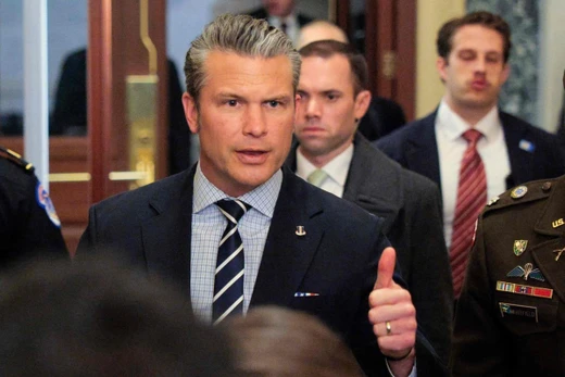 Bộ trưởng Chiến tranh Mỹ Pete Hegseth đến dự cuộc họp giao ban với lãnh đạo lưỡng viện Quốc hội tại Washington hôm 5/1. Ảnh: AFP.