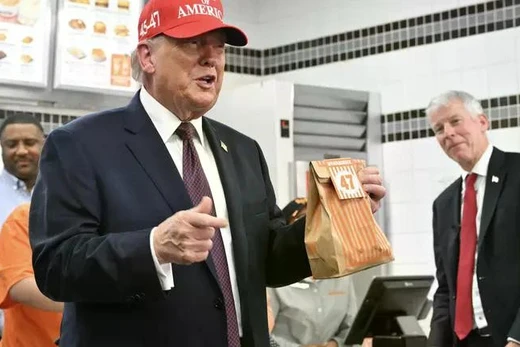 Tổng thống Mỹ Donald Trump đến thăm nhà hàng Whataburger ở Corpus Christi, Texas, vào thứ Sáu, ngày 27/2. Ảnh: AFP.