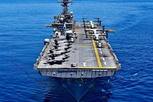 Tàu tấn công lớp Wasp của Mỹ được trang bị máy bay F-35B và MV-22B. Ảnh: MW.