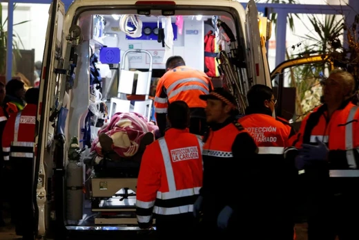 Những người bị ảnh hưởng bởi vụ tai nạn được chuyển đến và điều trị tại Bệnh viện Thành phố Caseta ở thị trấn Adamuz, ngày 18/1. Ảnh: Reuters.