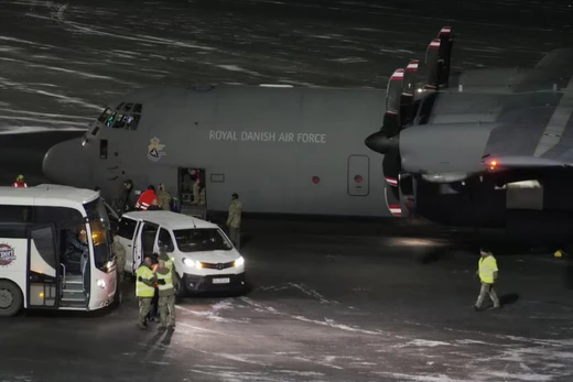 Một máy bay của Không quân Hoàng gia Đan Mạch chở các binh sĩ mặc quân phục hạ cánh xuống sân bay Nuuk, Greenland, ngày 14/1. Ảnh: Reuters.