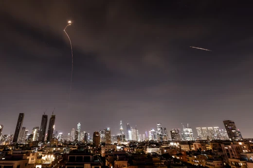 Những vệt sáng chiếu rọi bầu trời trong một nỗ lực đánh chặn giữa cuộc xung đột Mỹ-Israel với Iran, trên bầu trời Tel Aviv, Israel ngày 23/3. Ảnh: Reuters.