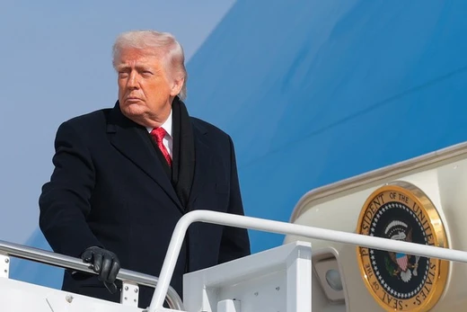 Tổng thống Mỹ Donald Trump lên chuyên cơ Không lực Một tại căn cứ không quân Joint Base Andrews, Maryland, ngày 16/1/2026. Ảnh: Getty.