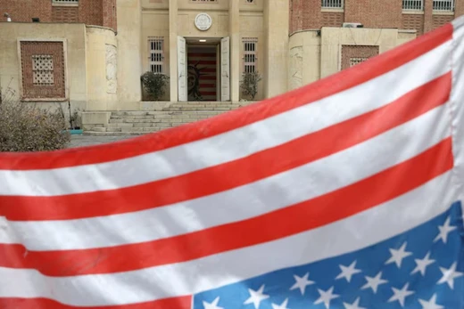 Ngày 5/2, một lá cờ Mỹ treo ngược tung bay tại tòa nhà Đại sứ quán Mỹ cũ ở Tehran, Iran. Ảnh: Reuters.