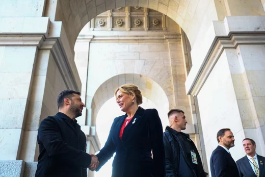 Chủ tịch Quốc hội Đức Julia Kloeckner chào đón Tổng thống Ukraine Volodymyr Zelensky trước thềm cuộc hội đàm tại Hạ viện Đức ở Berlin, ngày 15/12. Ảnh: Reuters.