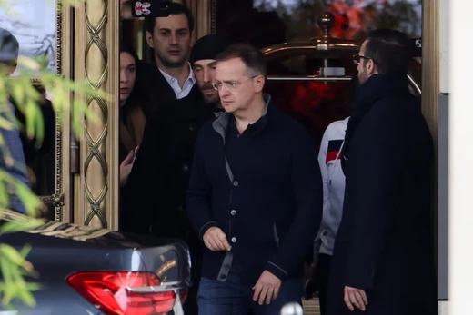 Trợ lý Điện Kremlin Vladimir Medinsky rời khách sạn InterContinental vào ngày diễn ra cuộc đàm phán hòa bình do Mỹ làm trung gian giữa Nga và Ukraine, tại Geneva, Thụy Sĩ, ngày 18/2. Ảnh: Reuters.