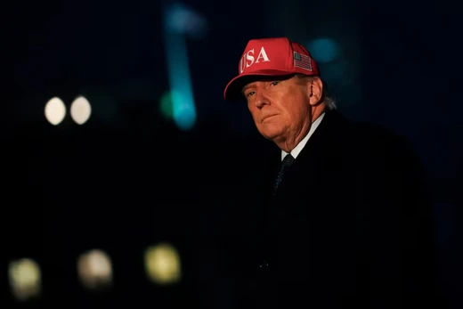 Tổng thống Mỹ Donald Trump trở về Nhà Trắng hôm 1/3, sau khi Israel và Mỹ phát động các cuộc tấn công nhằm vào Iran. Ảnh: Reuters.