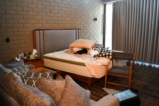 Những vật dụng cá nhân bên trong ngôi nhà nơi trùm ma túy Mexico Nemesio Oseguera, thường được biết đến với biệt danh "El Mencho", đã trải qua những giờ phút cuối cùng trước khi bị tiêu diệt trong một cuộc đột kích của quân đội, ngày 24/2. Ảnh: Reuters.