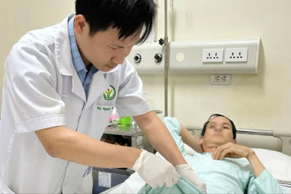 Say rượu tự cắt “của quý”, người đàn ông suýt mất mạng