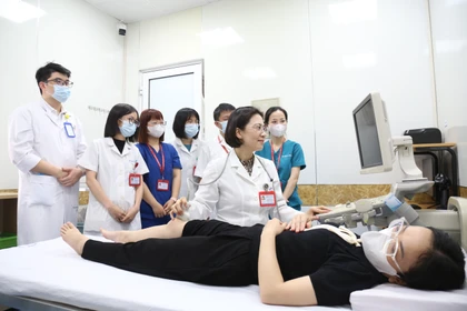 PGS.TS Phạm Hoài Thu hướng dẫn chuyên môn cho các bác sĩ trẻ và học viên sau đại học