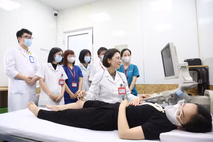 PGS.TS Phạm Hoài Thu hướng dẫn chuyên môn cho các bác sĩ trẻ và học viên sau đại học