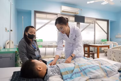  Cháu bé 5 tuổi thủng ruột vì nam châm đồ chơi