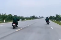 Đánh võng giữa đường, 2 thanh niên 19 tuổi lĩnh loạt lỗi nặng