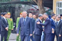 Tổng bí thư Tô Lâm đến dự khai mạc và tham gia bầu cử tại điểm bỏ phiếu Trường THPT Phan Đình Phùng, khu vực bỏ phiếu số 2, phường Ba Đình, Hà Nội. Ảnh: H.N.