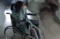 Một nữ sinh phải ngồi xe lăn sau thời gian dài sử dụng bóng cười