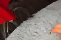 Băng giá xuất hiện trên các yên xe máy vào khoảng 4h sáng 11/1 tại làng Tắc Lang, thôn 3, xã Trà Linh. 