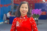 Cử tri Phạm Thị Khánh, Tổ dân phố số 4 bỏ phiếu tại khu vực bỏ phiếu số 3 xã Bình Minh, TP Hà Nội sáng 15/3. Ảnh: Xuân Lực