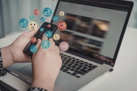 Mạng xã hội đã trở thành một phần cấu thành đời sống xã hội hiện đại. Ảnh minh họa