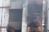 Chung cư tại Nghệ An bốc cháy dữ dội, thiêu rụi tài sản