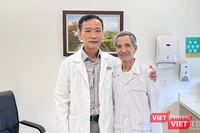 PGS.TS.BS Phạm Anh Vũ và bệnh nhân sau phẫu thuật