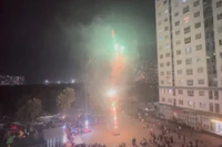 Người dân Hà Nội đếm ngược, bắn pháo hoa sớm chào năm mới 2026