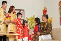 Từ bi kịch nhà Beckham đến chuyện giữ gìn nếp nhà Việt thời số hóa