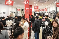 Từ chập tối, dòng người đổ về phố Chùa Bộc ngày một đông, vỉa hè ken kín khách mua sắm, gần như không còn khoảng trống.