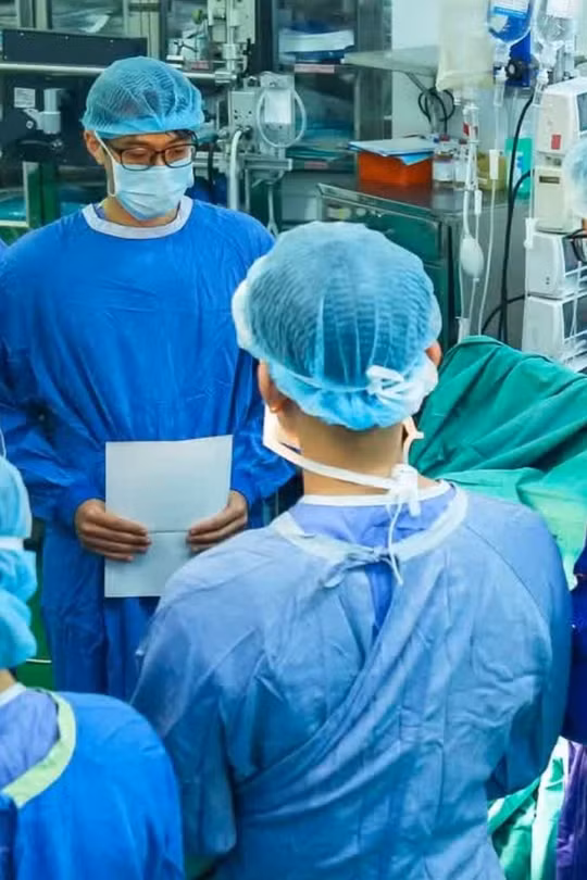 Giây phút tiễn biệt cô gái trẻ người Anh hiến tạng giúp hồi sinh 3 bệnh nhân Việt Nam